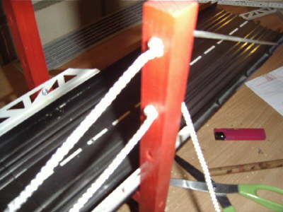 Die Seile werden vor und hinter dem Pfeiler verknotet.